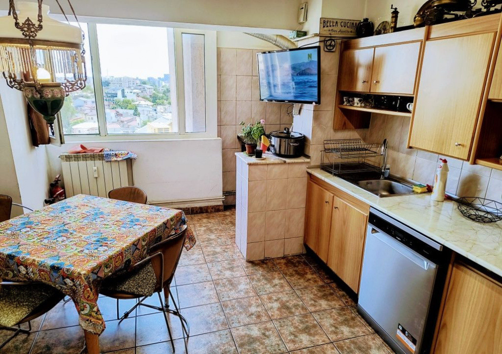 Apartament 4 camere de vanzare, central, decomandat, Stefan cel Mare